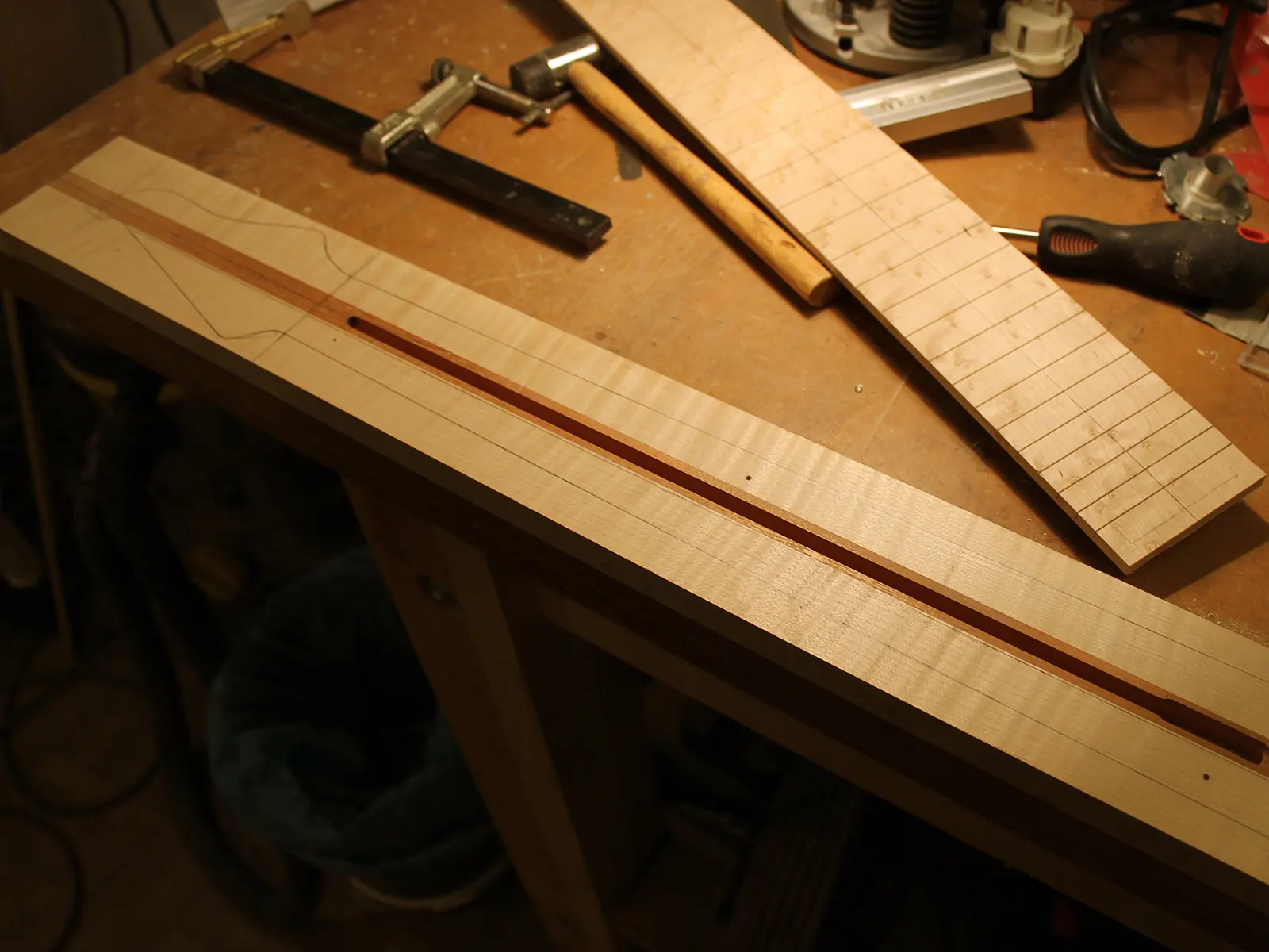 Trabajo de madera — mástil laminado y diapasón