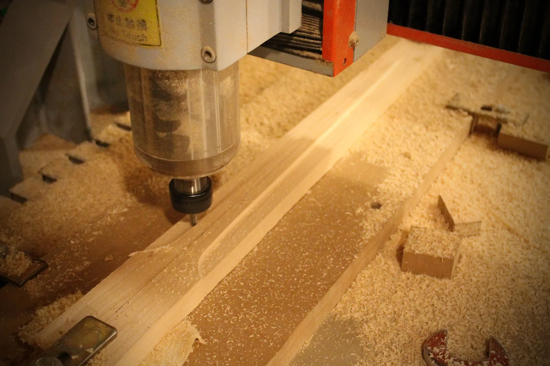 Fresadora CNC mecanizando mástil