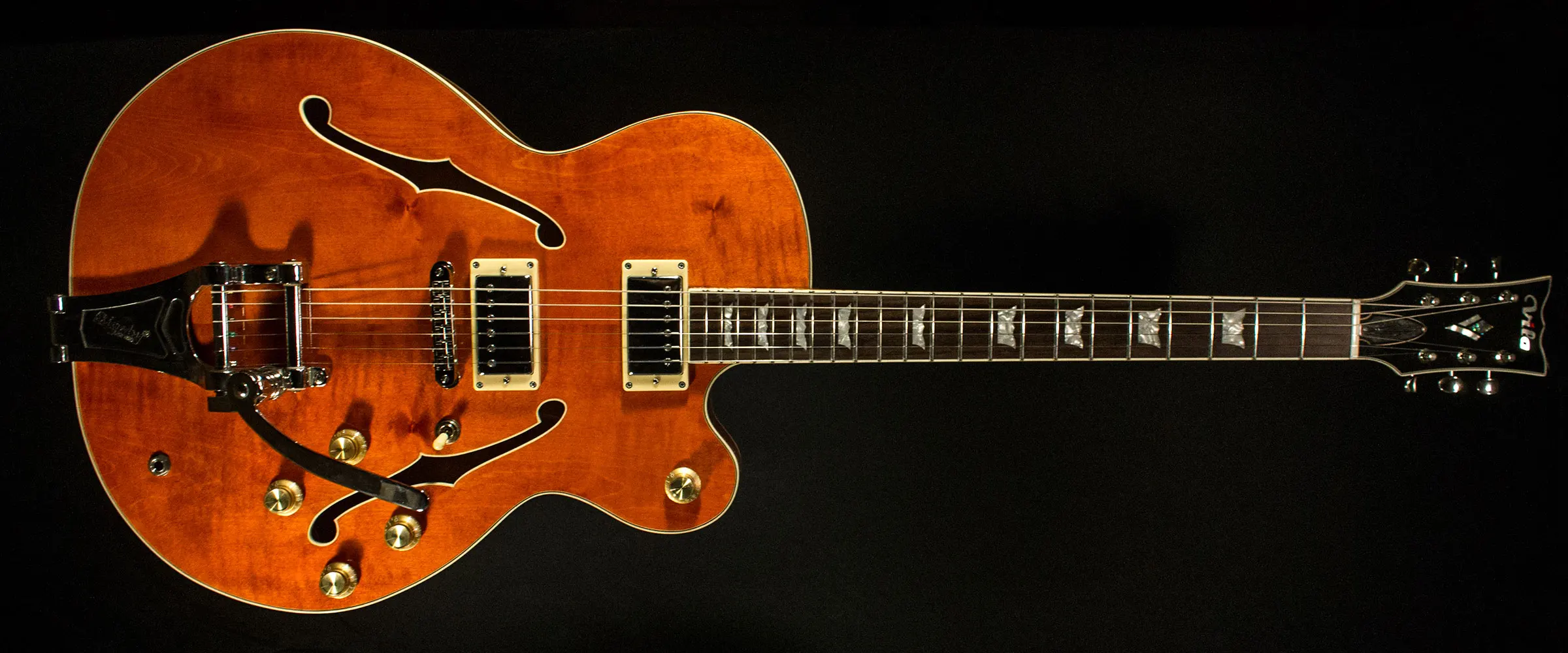 Guitarra semiacústica terminada